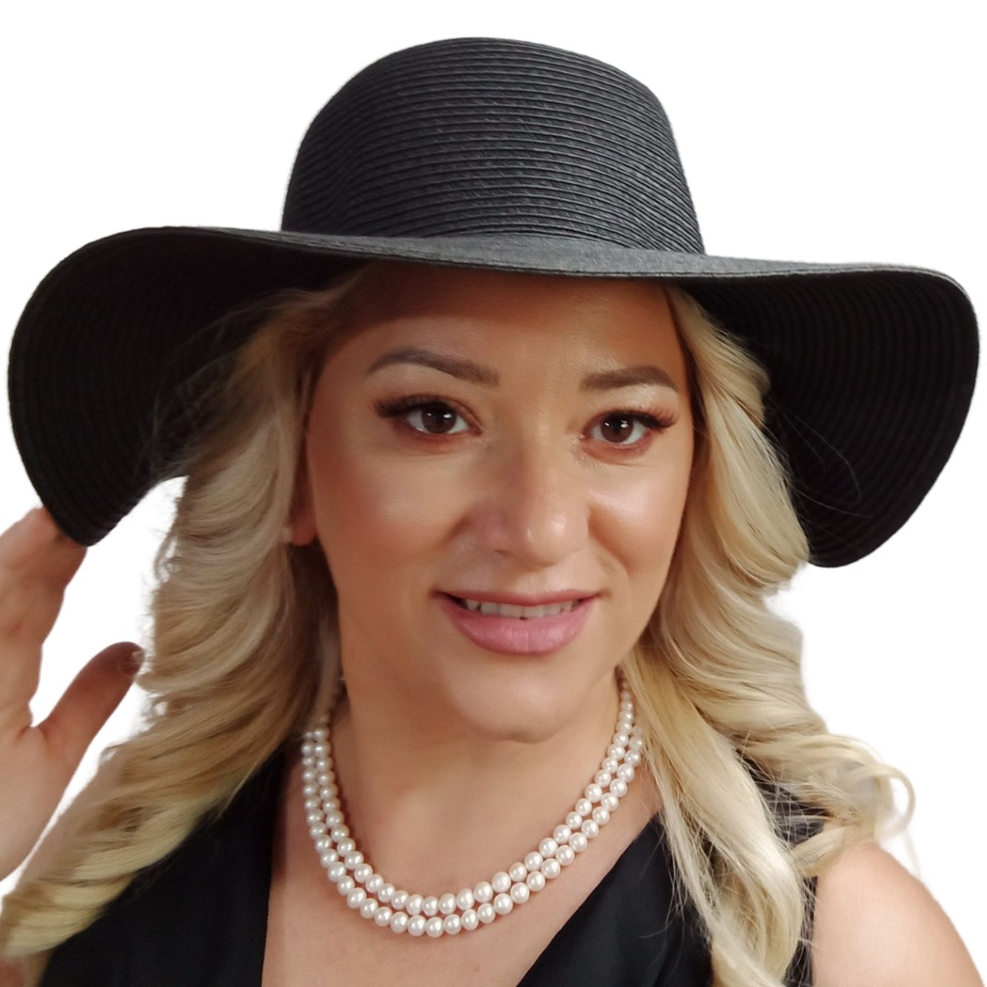 Colier Dublu cu Perle Naturale Albe 6–7 mm, Calitatea AA+, Pe Model cu Pălărie Neagră, Vedere Trei Sferturi